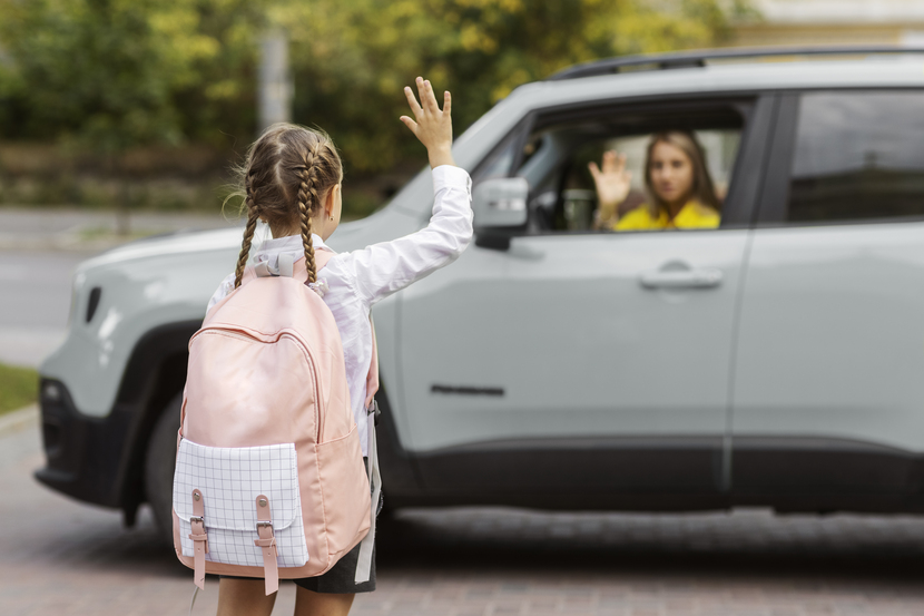 menina se despedindo da mãe para entrar na escola