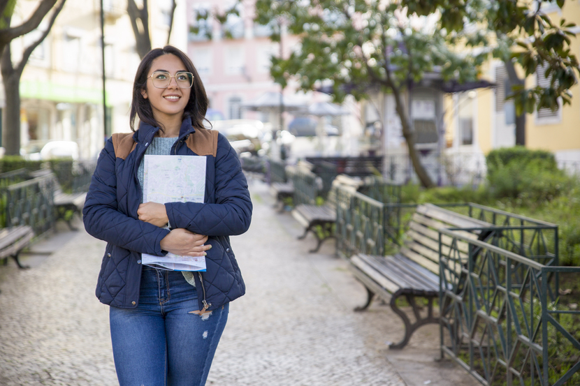 estudante caminhando em um bairro tradicional