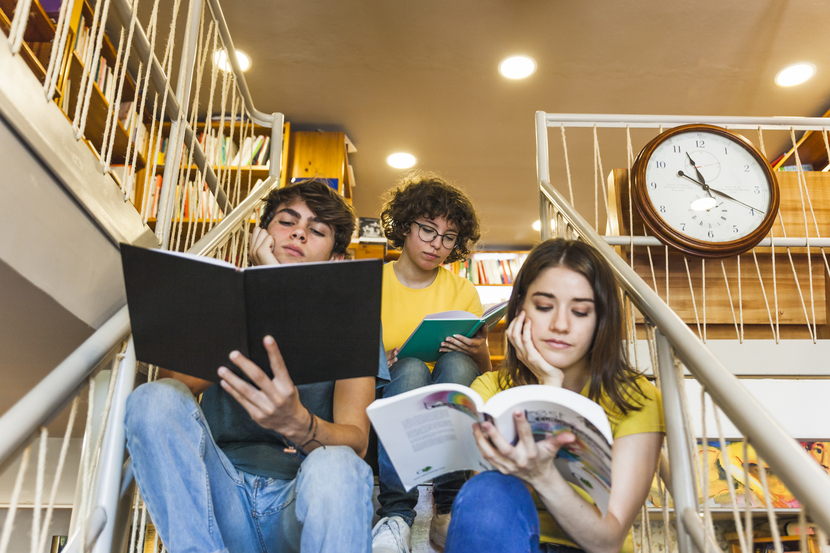 alunos estudando na escada da biblioteca