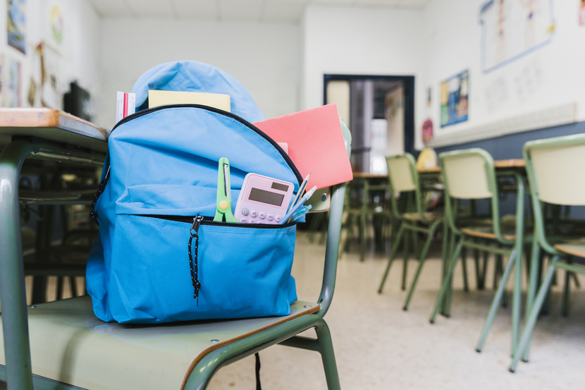 mochila escolar em cima da carteira na sala de aula