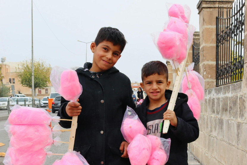 crianças trabalhando na rua vendendo algodão doce