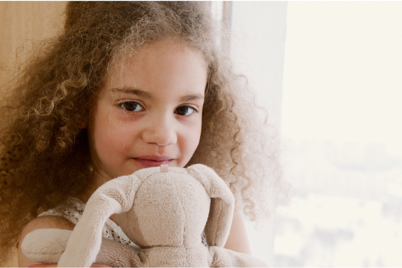 menina com ursinho representando proteção à criança