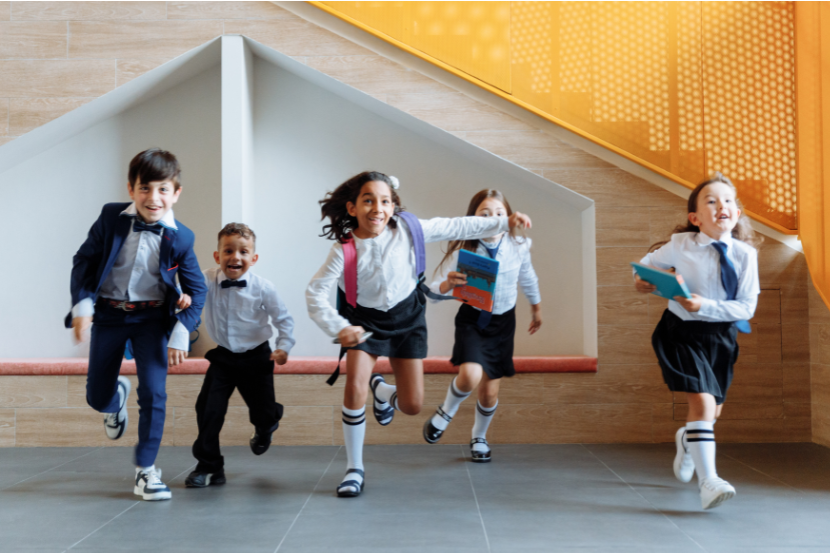 escola adventista alunos uniformizados e com material correndo em escola adventista