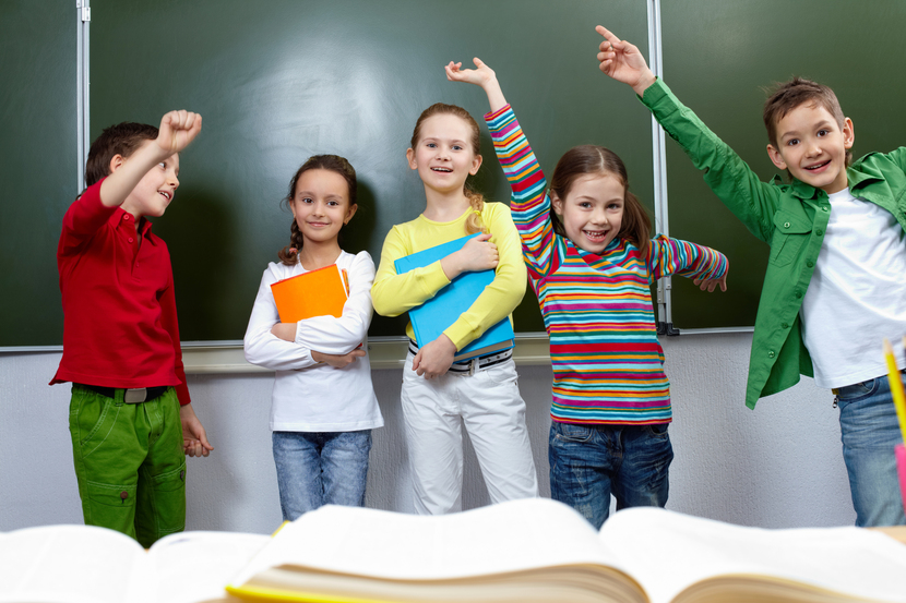 crianças felizes na escola