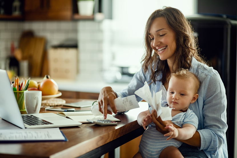 mãe com bebê fazendo contas 