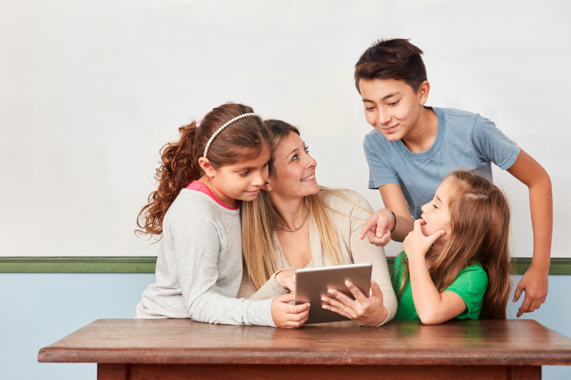crianças aprendendo com professora