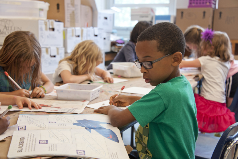 fundamental 1 e 2 criança do ensino fundamental 1 em sala de aula