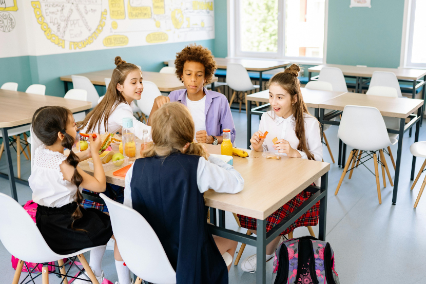fundamental 1 e 2 crianças do ensino fundamental l2 lanchando juntas na escola