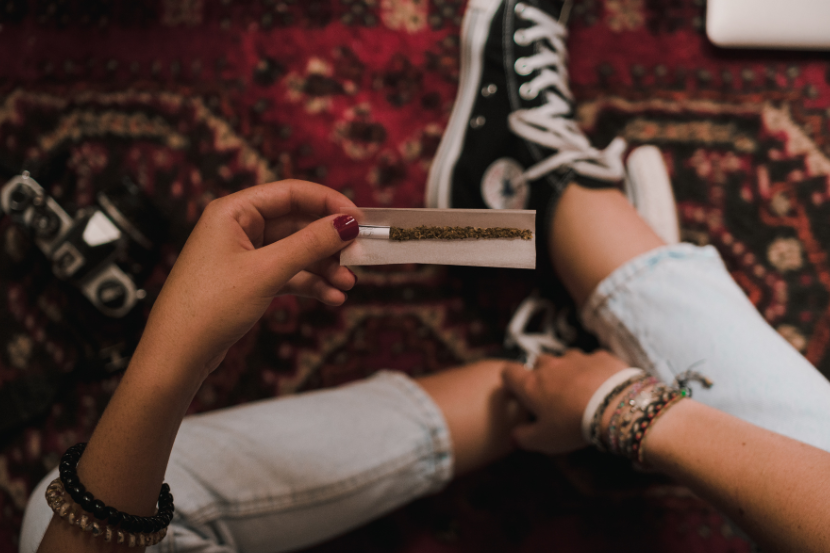 adolescente usando drogas