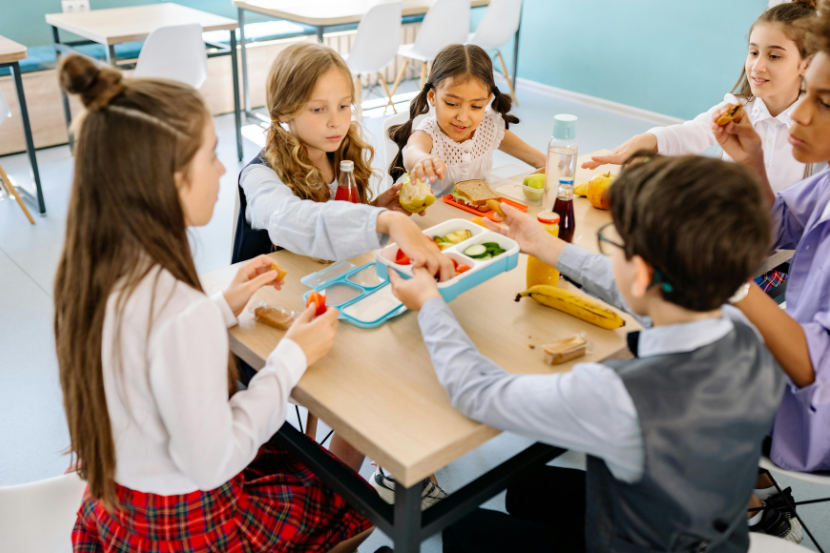 alunos na escola em momento de alimentação