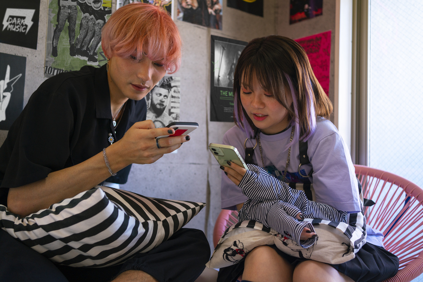 menino e menina anime friends mexendo no celular