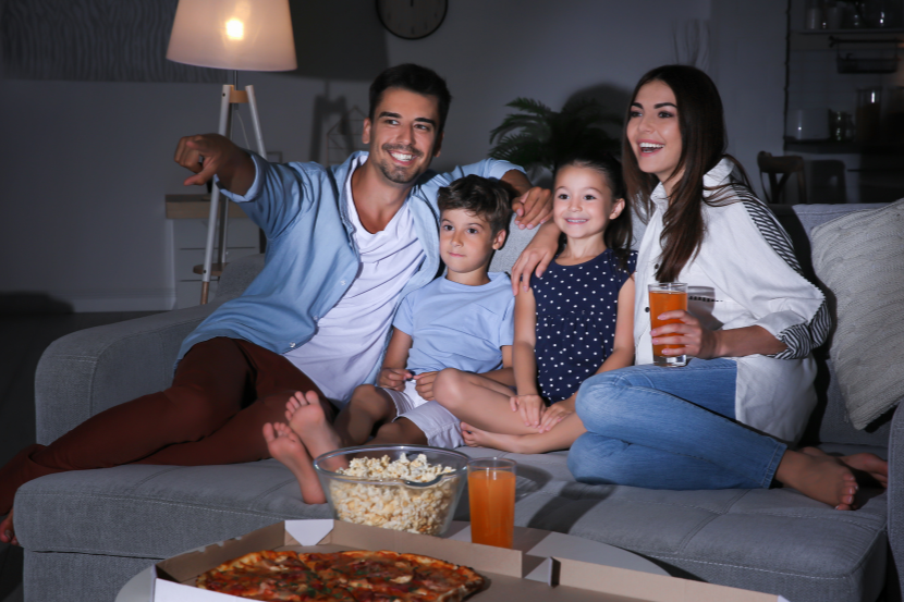 família em noite de filmes com pizza e pipoca