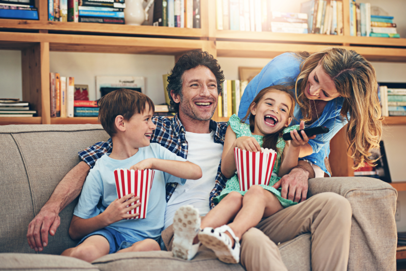 família assistindo filmes com pipoca