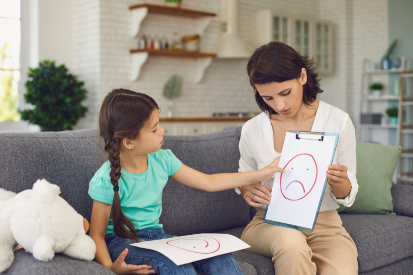 mãe e filha desenhando emoções