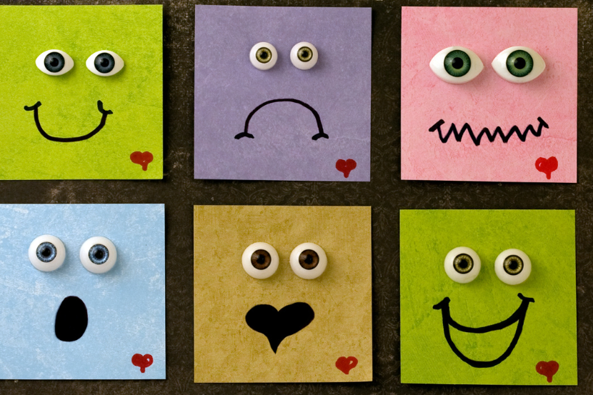 desenhos de emoções em bloquinhos de papel