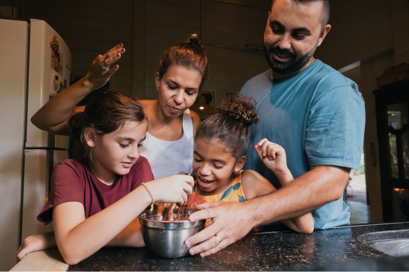 família preparando receita com chocolate