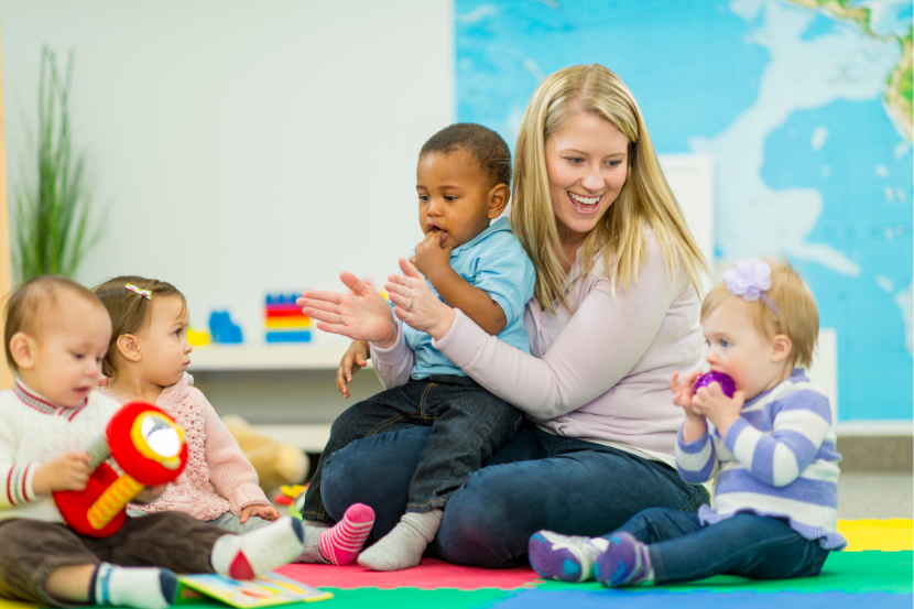melhores creches de São Paulo crianças na creche com professora