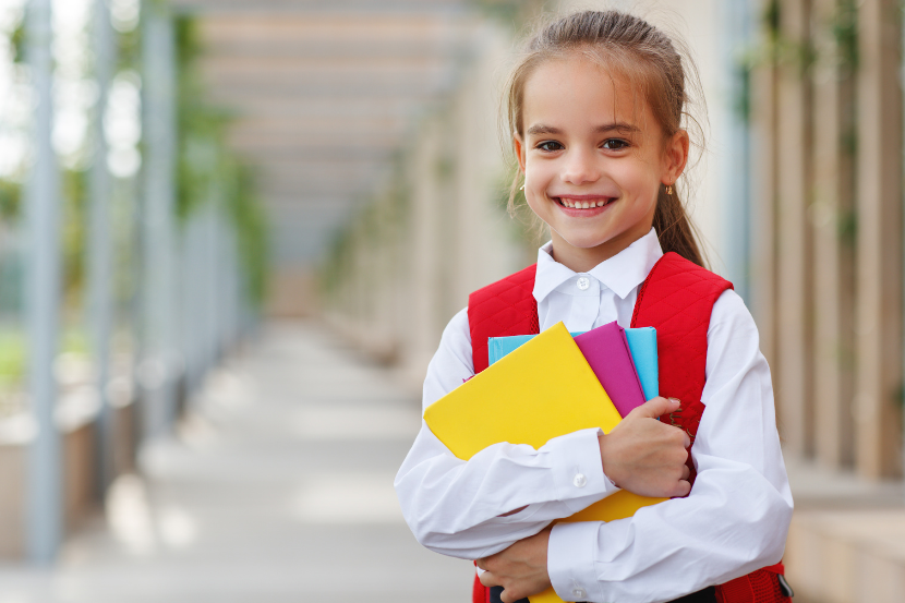 escolas cívico-militares menina feliz com uniforme militar