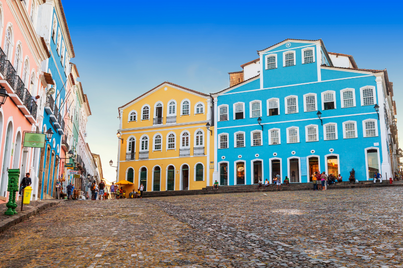 rua famosa de Salvador com casas coloridas