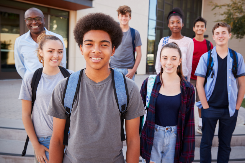 alunos do ensino médio sorrindo
