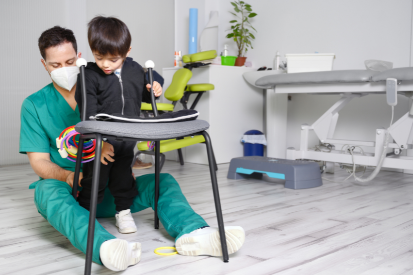 criança com paralisia cerebral em tratamento com profissional