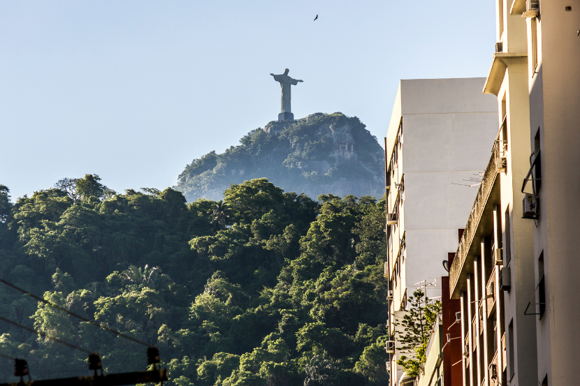 escolas tradicionais do Rio de Janeiro imagem do cristo redentor com prédio escolar na lateral