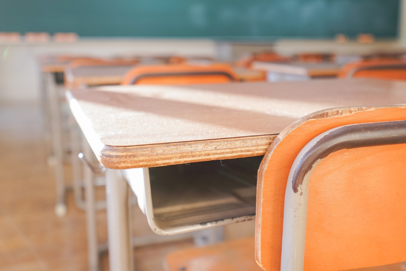 escolas tradicionais do Rio de Janeiro sala de aula com foco em carteira