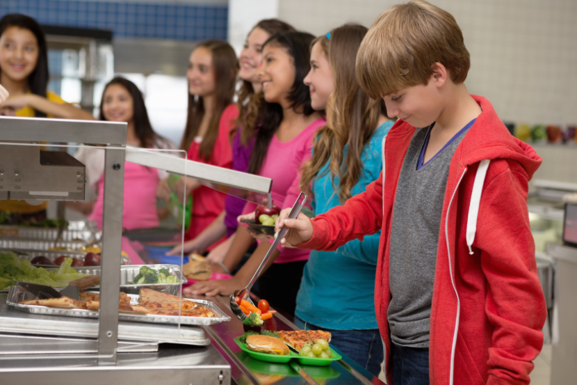 vantagens e desvantagens da escola crianças na escola pegando comida no refeitório