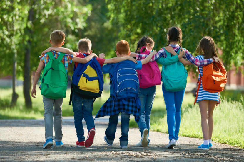 escola pequena crianças abraçadas caminhando para a escola