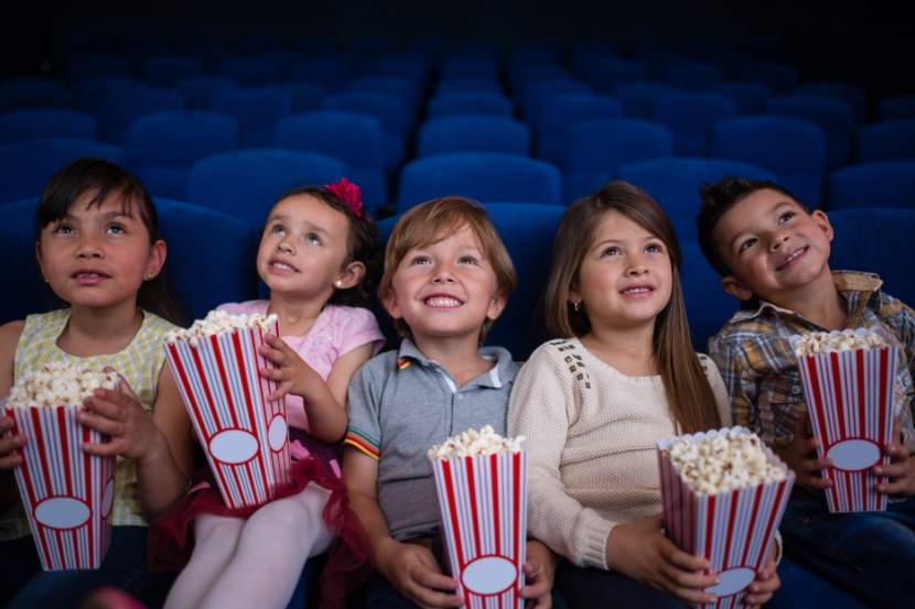 crianças felizes no cinema com pipoca