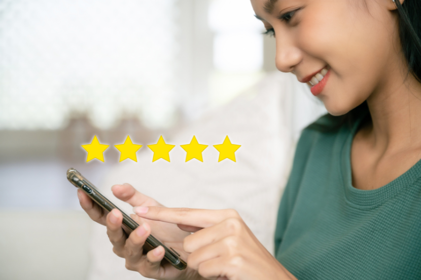 melhores escolas particulares de Florianópolis mulher avaliando pelo celular