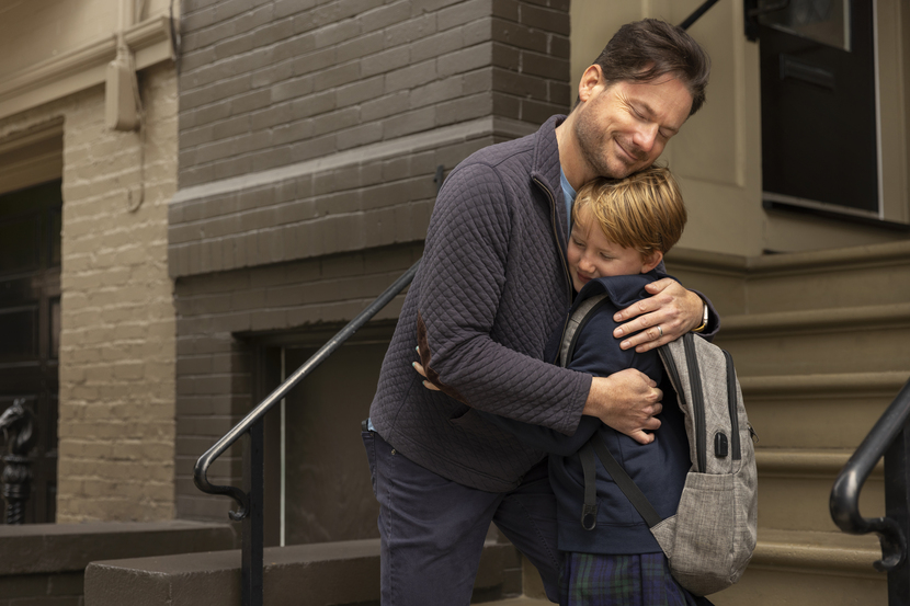 pai e filho se abraçando na escola