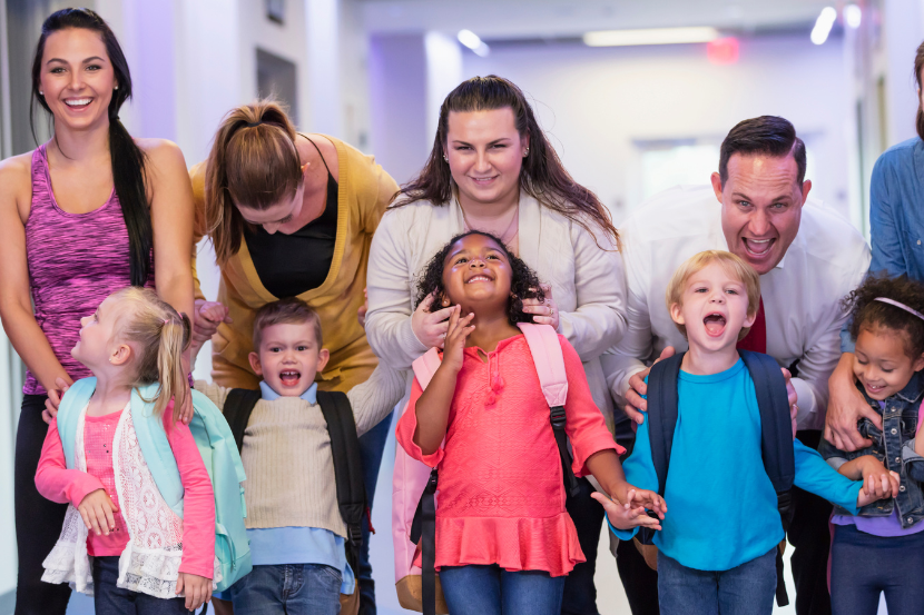 família na escola com seus filhos