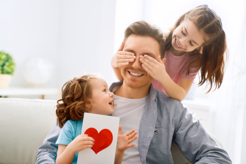 filhas entregando presente para o pai