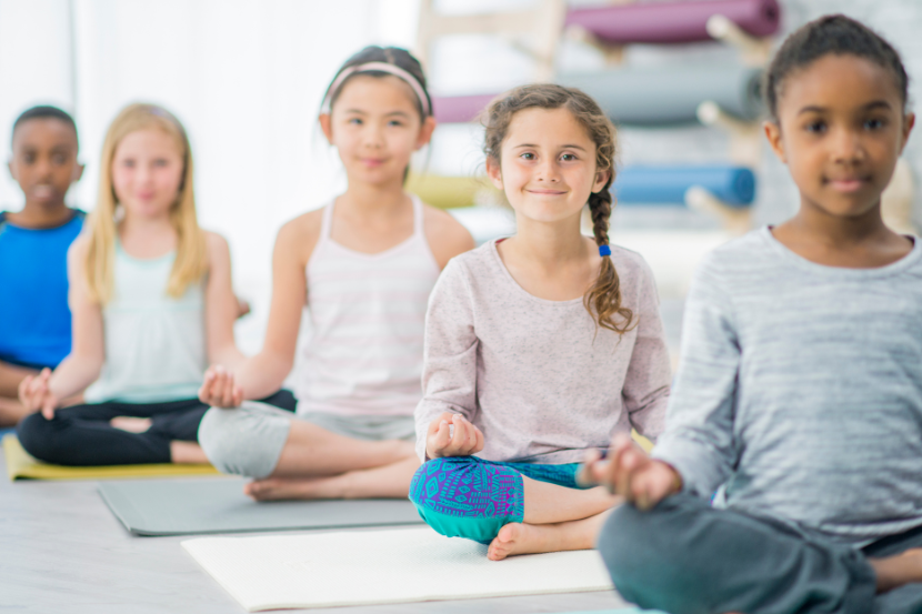 crianças em posição de relaxamento