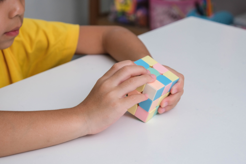 menino com cubo mágico