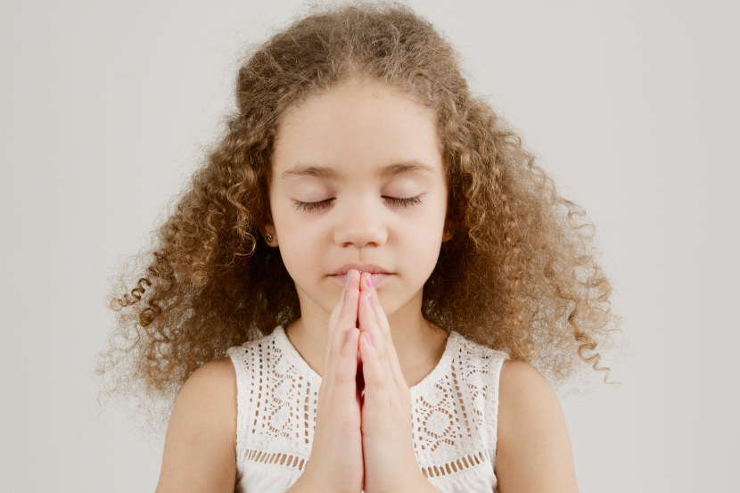 menina em posição de concentração