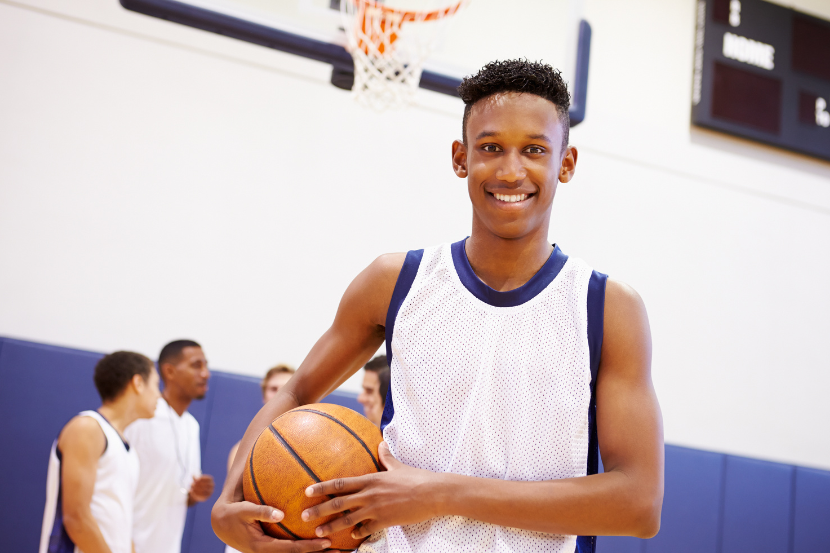 aluno jogando basquete na escola