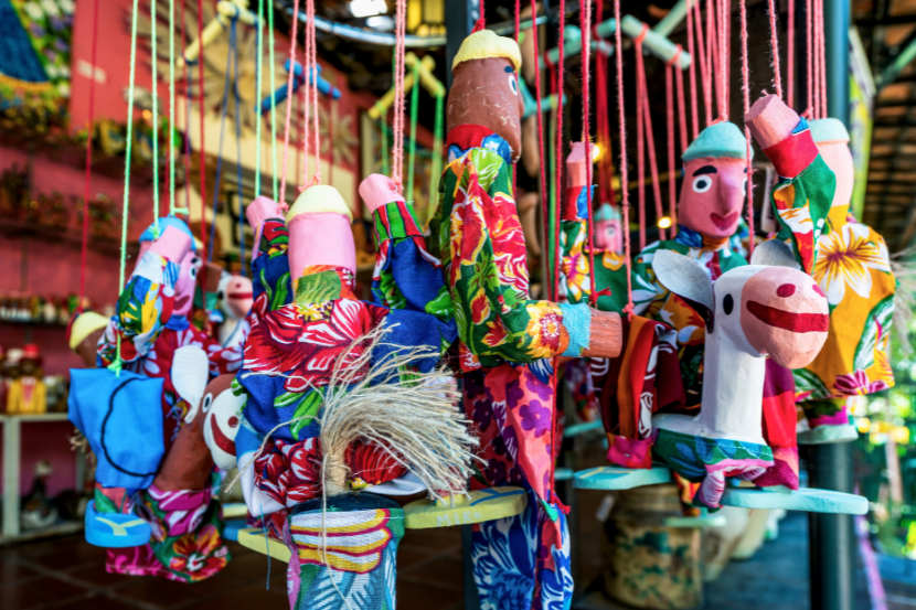 fantoches e bonecos coloridos do folclore