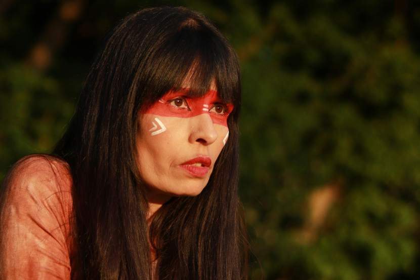 índia com rosto pintado