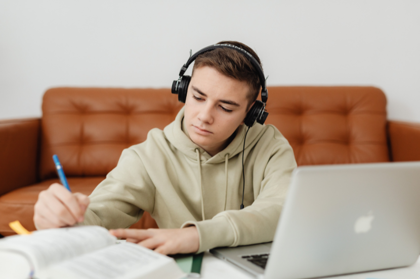 adolescente estudando em casa