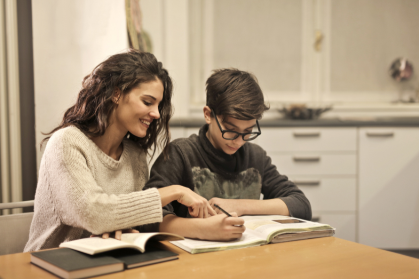 mãe ajudando o filho com as lições de casa