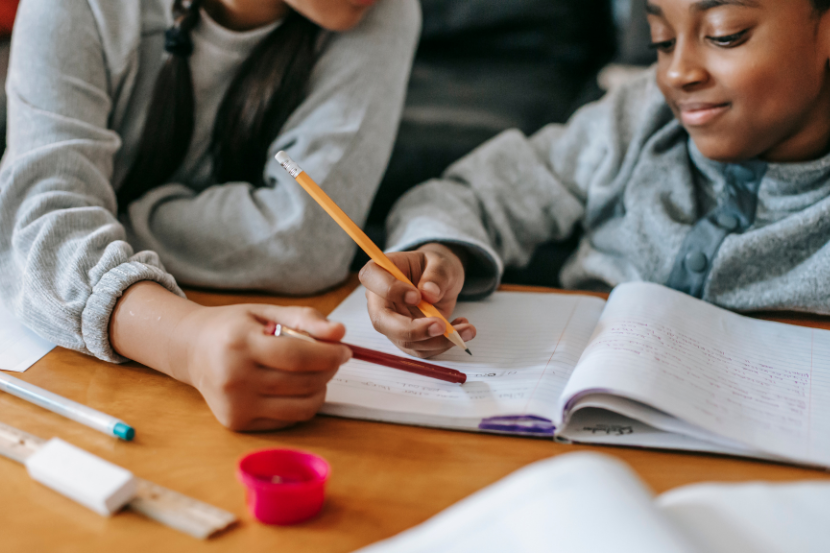 ajudando a criança a estudar em casa
