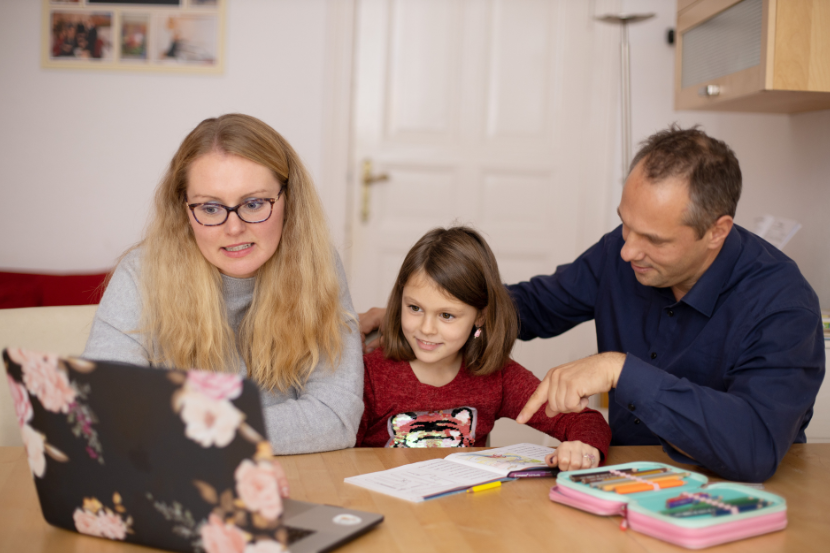 pais buscando histórico escolar online com a filha