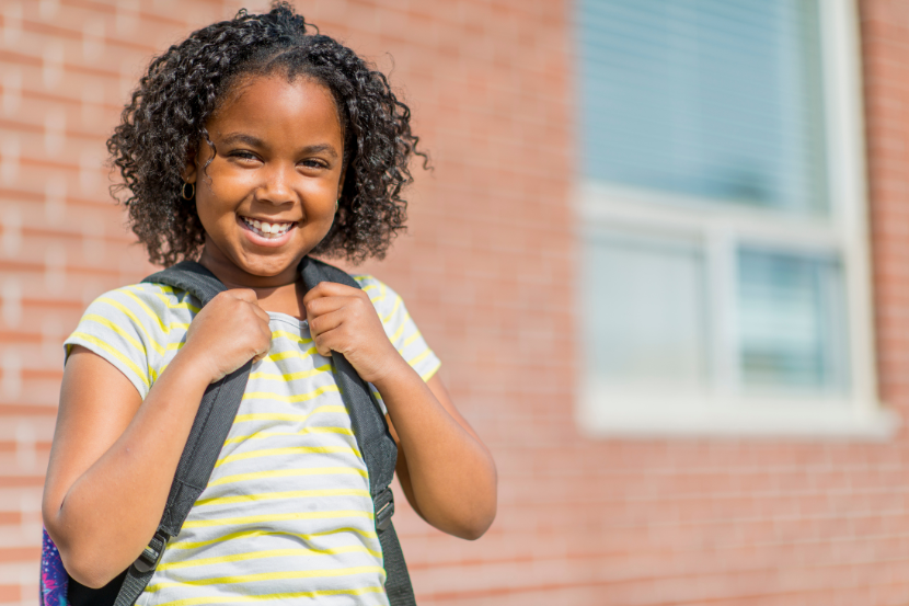 menina negra com mochila nas costas