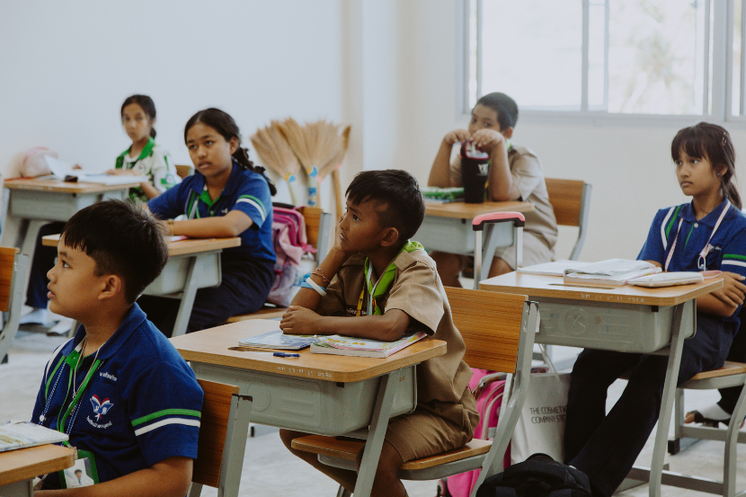crianças indígenas em sala de aula