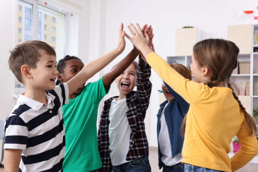 crianças comemorando com hi five