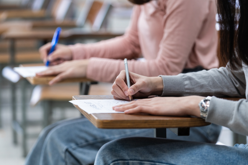 alunos fazendo prova do Enem