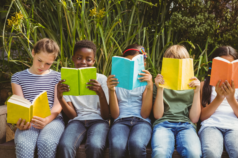 crianças lendo livros infantis