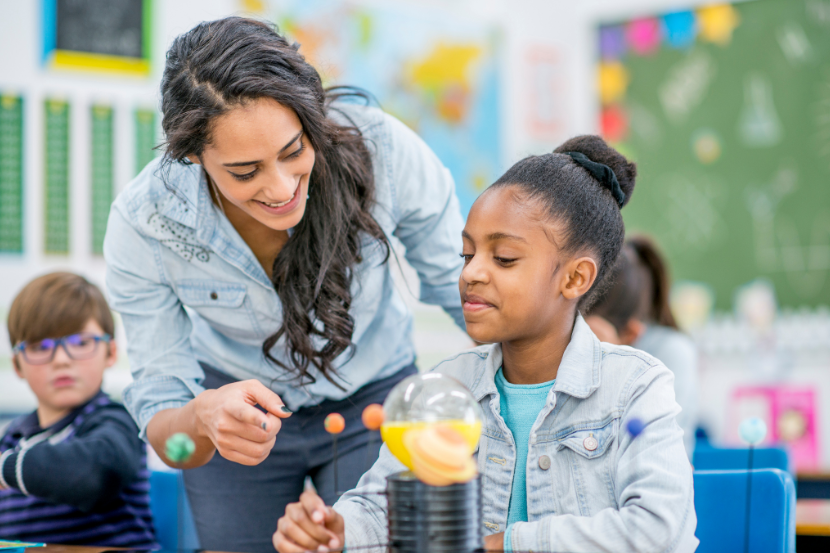 dia do estudante professora ajudando aluna na escola